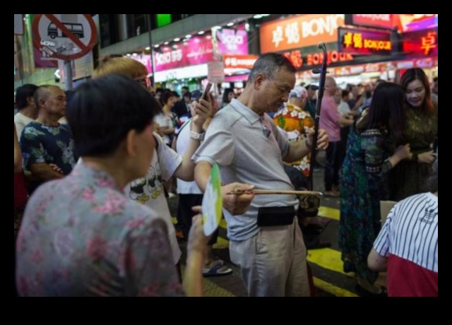 Busking على الحافلات: لحظات موسيقية في وسائل النقل العام
