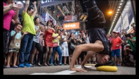 Busking على الحافلات: لحظات موسيقية في وسائل النقل العام