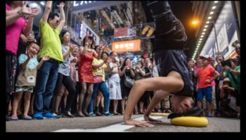 Busking على الحافلات: لحظات موسيقية في وسائل النقل العام