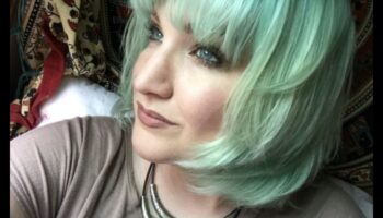 أغنية صفارة الإنذار: جاذبية آسرة في تسريحات الشعر المتموجة الساحرة