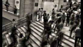 أثناء التنقل: نمط الحياة سريع الخطى لمستخدمي وسائل النقل العام