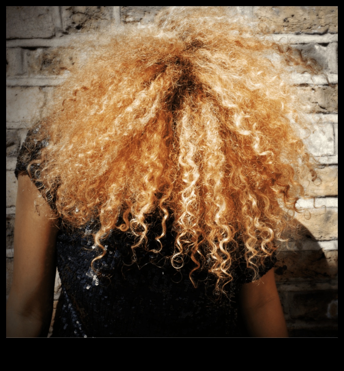 من تجعيد الشعر إلى الأنماط الأنيقة: تكييف الشعر الأشقر مع مواد مختلفة