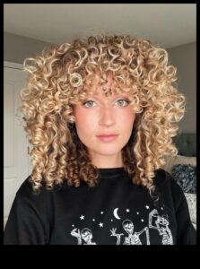 من تجعيد الشعر إلى الأنماط الأنيقة: تكييف الشعر الأشقر مع مواد مختلفة