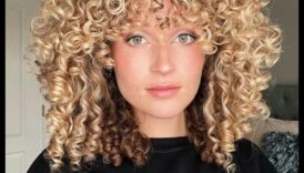 من تجعيد الشعر إلى الأنماط الأنيقة: تكييف الشعر الأشقر مع مواد مختلفة