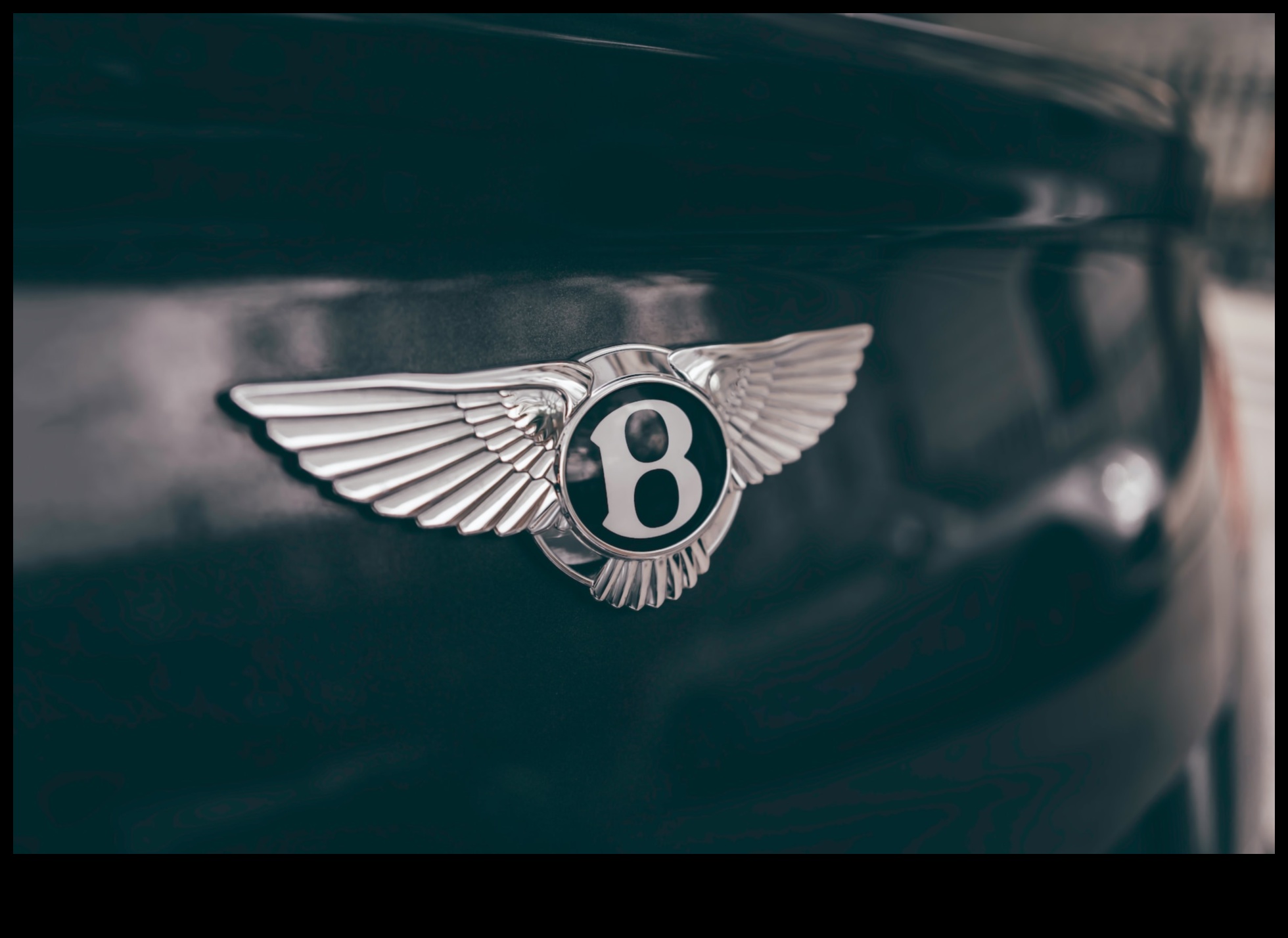 تمييز القيادة: رمزية السيارات الفاخرة في المجتمع الحديث