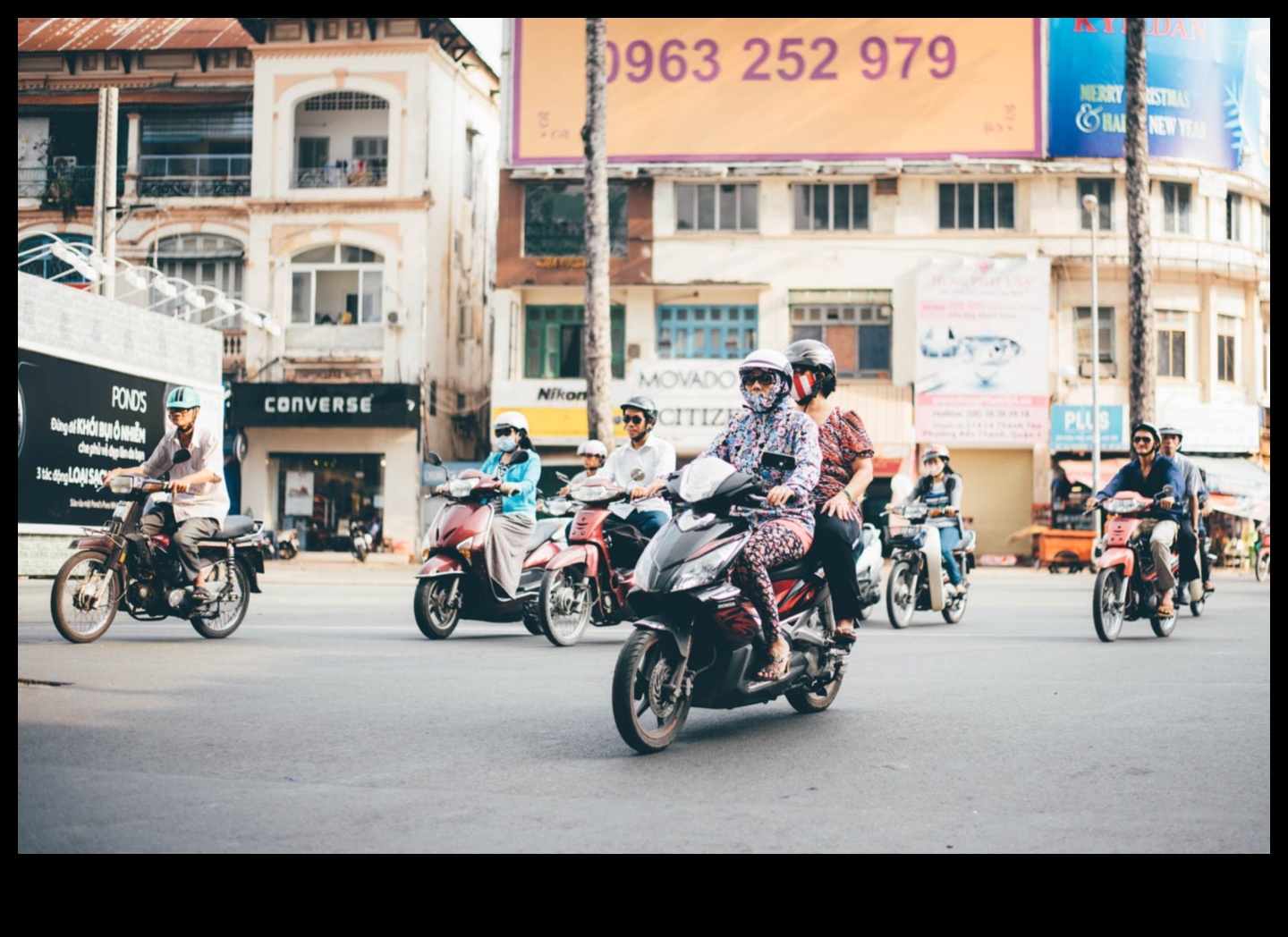المتجولون في المناطق الحضرية: استكشاف نبض المدينة في وسائل النقل العام