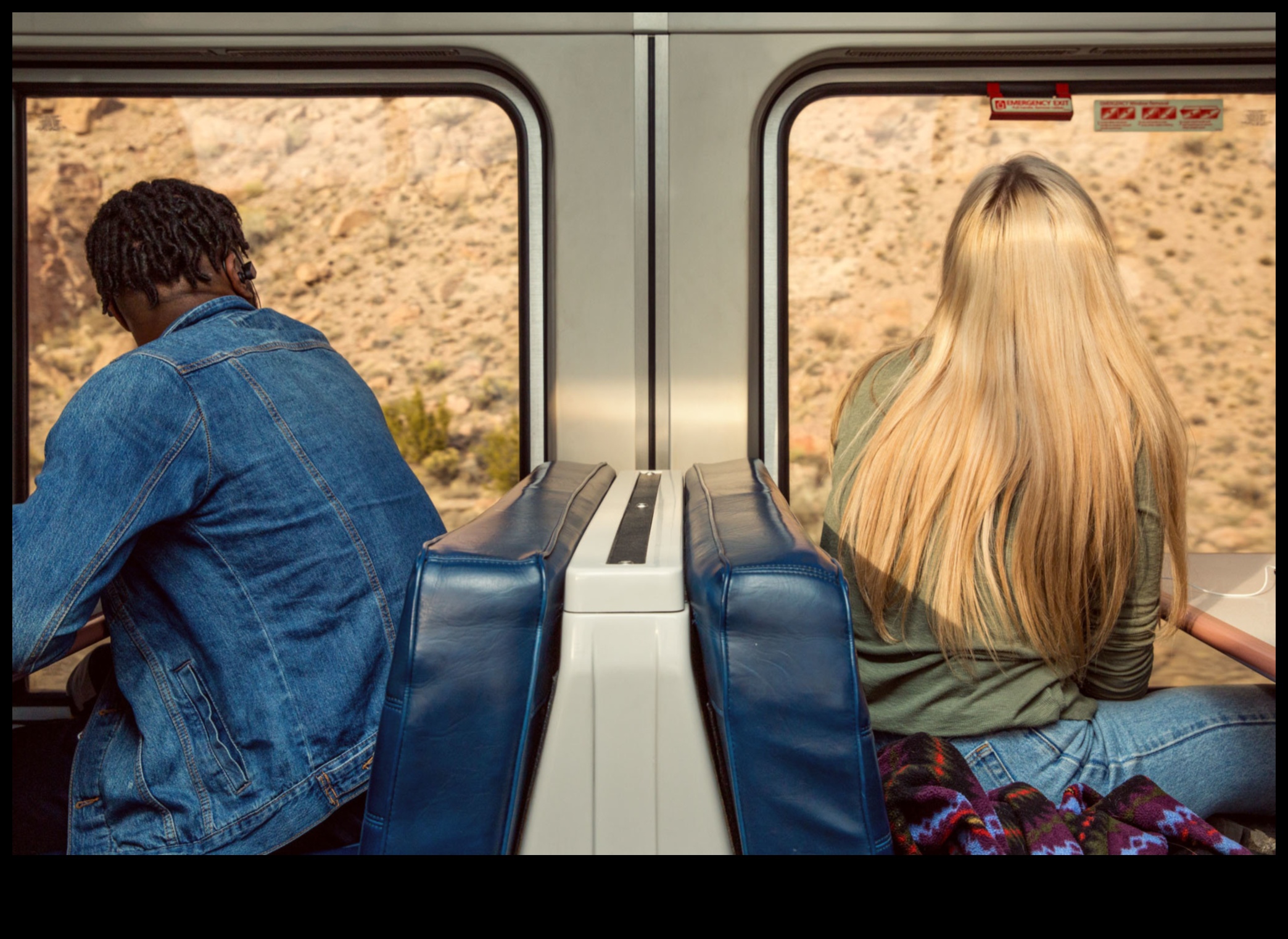 المتجولون في المناطق الحضرية: استكشاف نبض المدينة في وسائل النقل العام