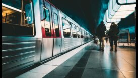 المتجولون في المناطق الحضرية: استكشاف نبض المدينة في وسائل النقل العام