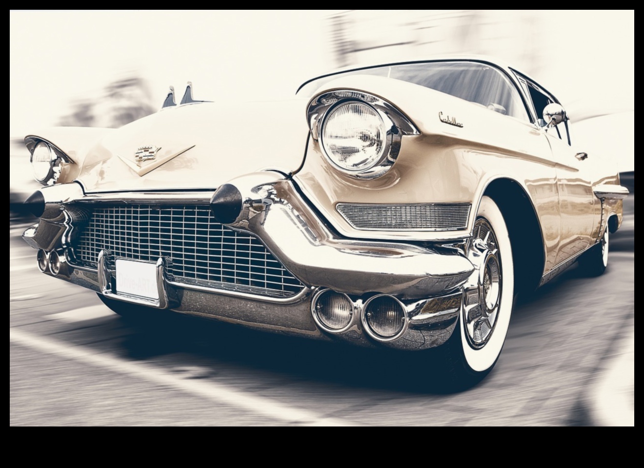 الكلاسيكيات تنبض بالحياة: السيارات والدراجات العتيقة على الطريق الحديث