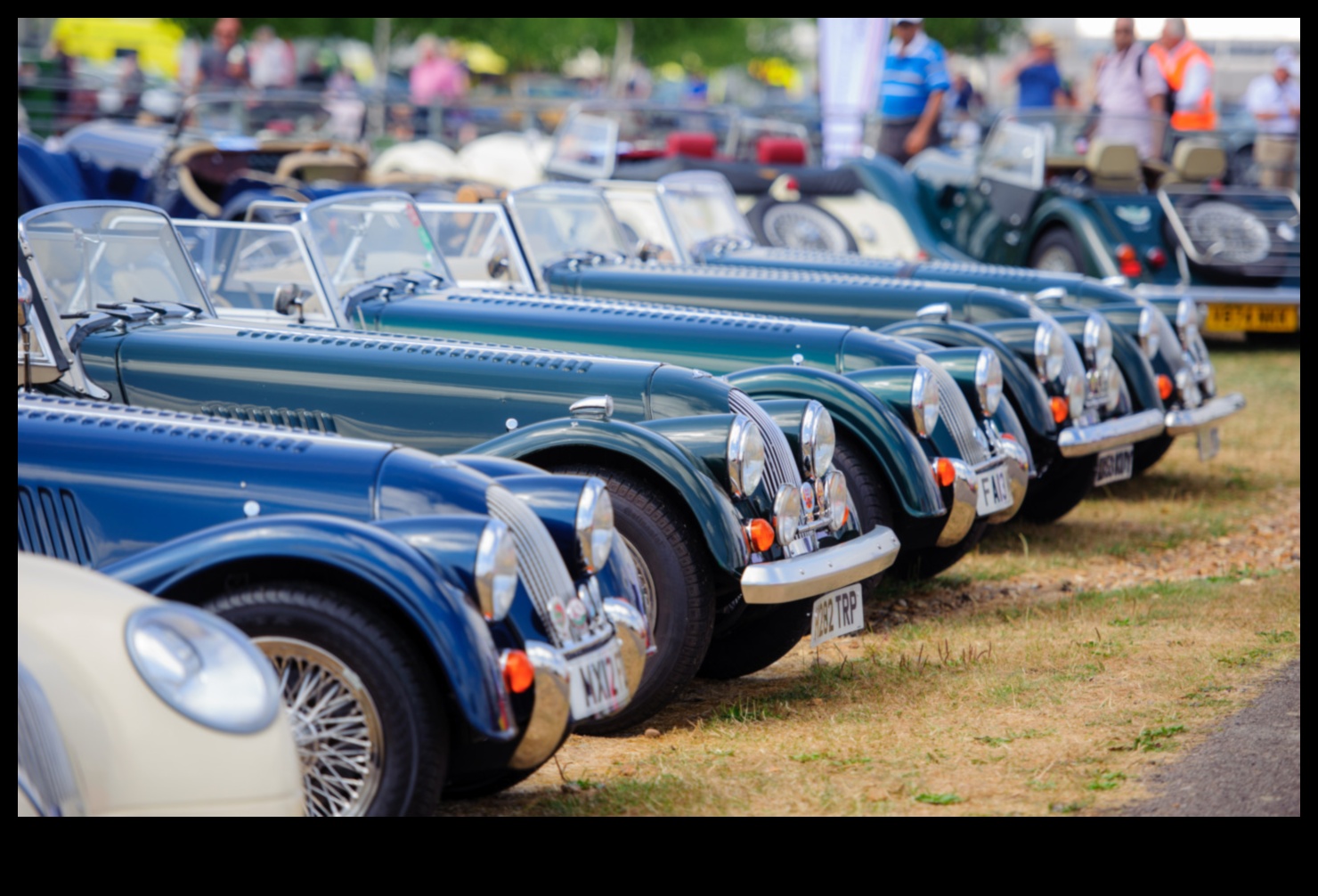 الكلاسيكيات تنبض بالحياة: السيارات والدراجات العتيقة على الطريق الحديث