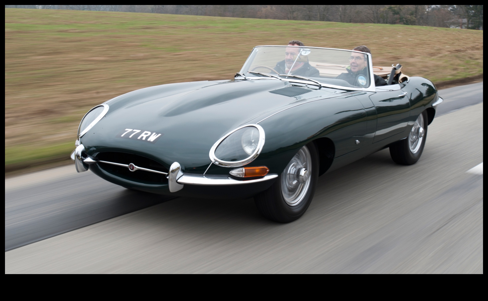 الكلاسيكيات تنبض بالحياة: السيارات والدراجات العتيقة على الطريق الحديث