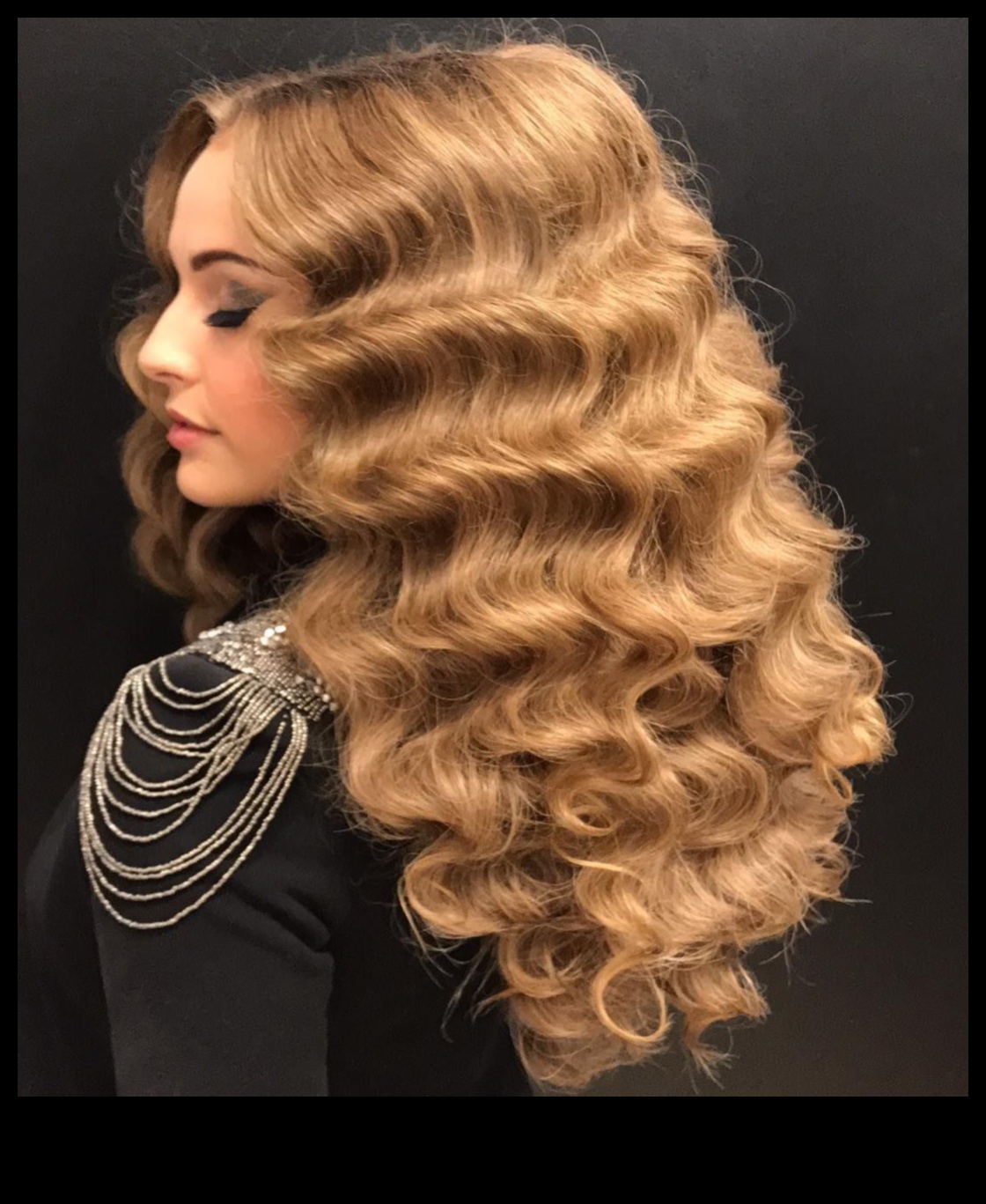 واصلت Wavy Reverie الحلم الكبير مع 10 تسريحات شعر ساحرة 1 استمرار الخيال المتموج: الحلم بتسريحات الشعر الساحرة مع الأمواج